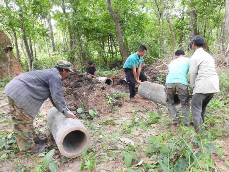 Making a dam for a baray in Tmatboey